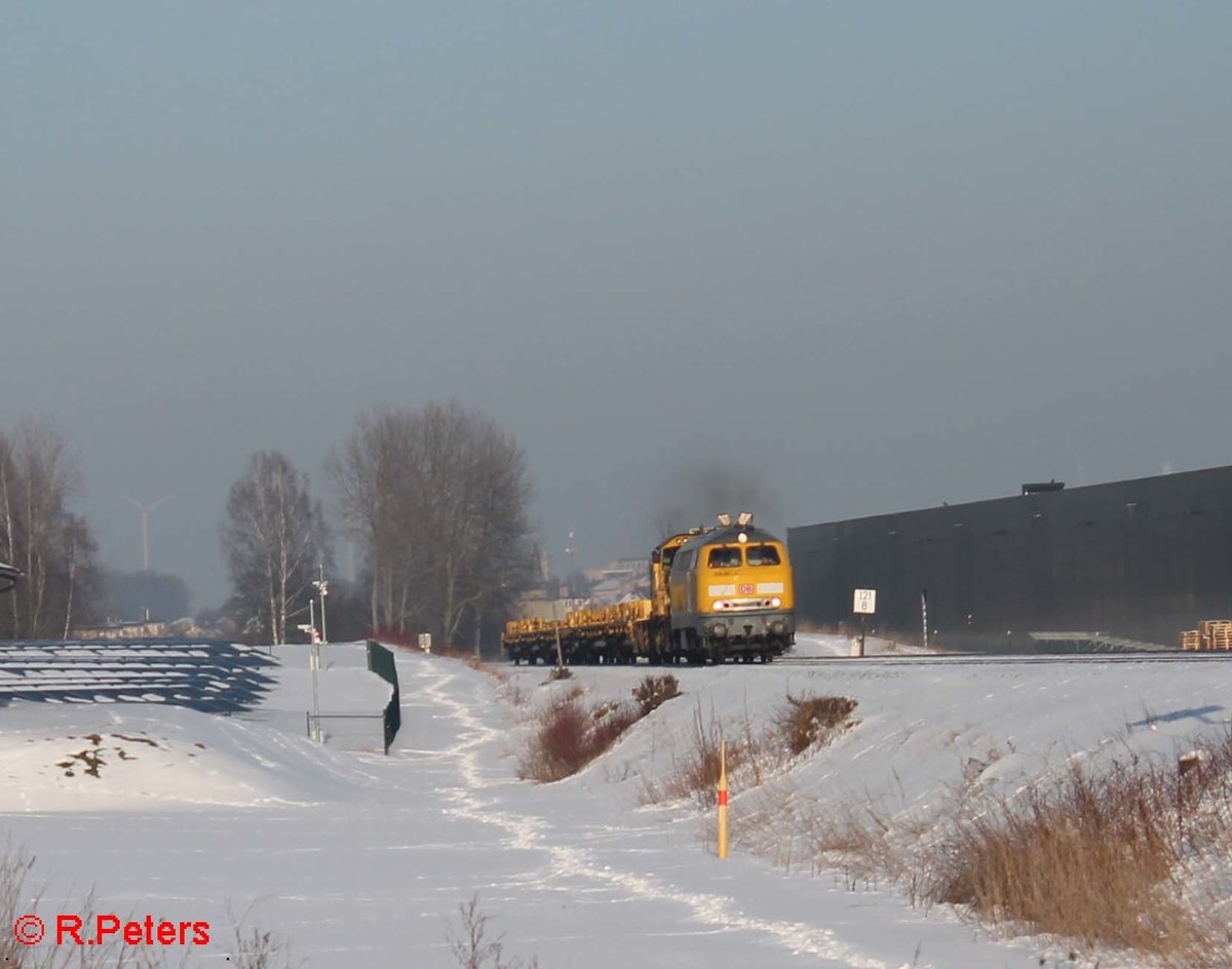 218 391-1 hat Marktredwitz verlassen mit einem Bauzug nach Neuenmarkt/Wirsberg und is hier kurz vor Waldershof. 22.01.17