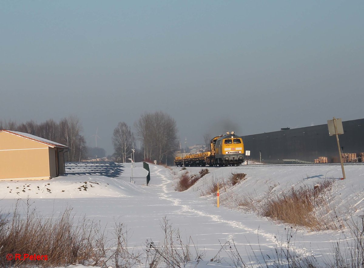 218 391-1 hat Marktredwitz verlassen mit einem Bauzug nach Neuenmarkt/Wirsberg und is hier kurz vor Waldershof. 22.01.17