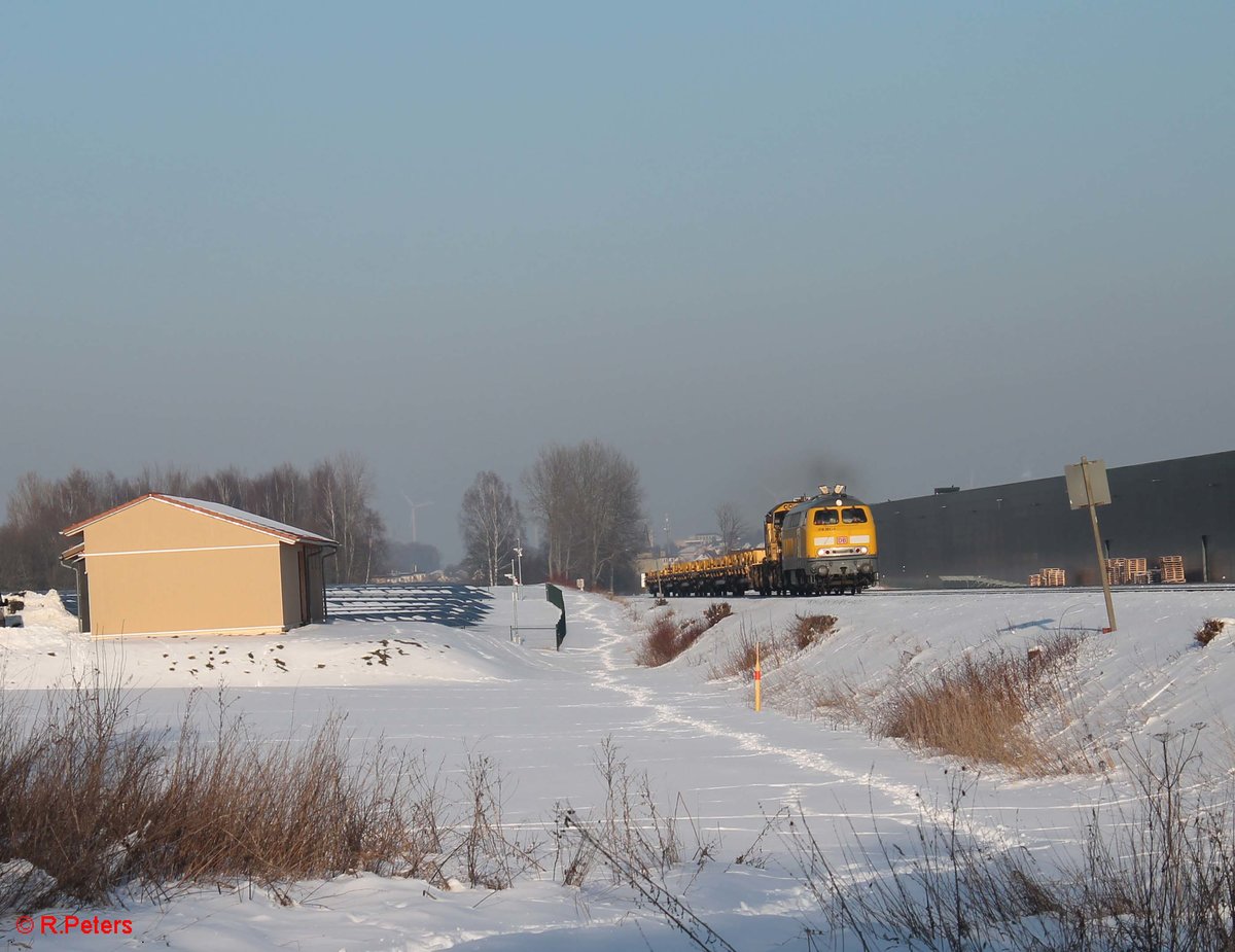 218 391-1 hat Marktredwitz verlassen mit einem Bauzug nach Neuenmarkt/Wirsberg und is hier kurz vor Waldershof. 22.01.17