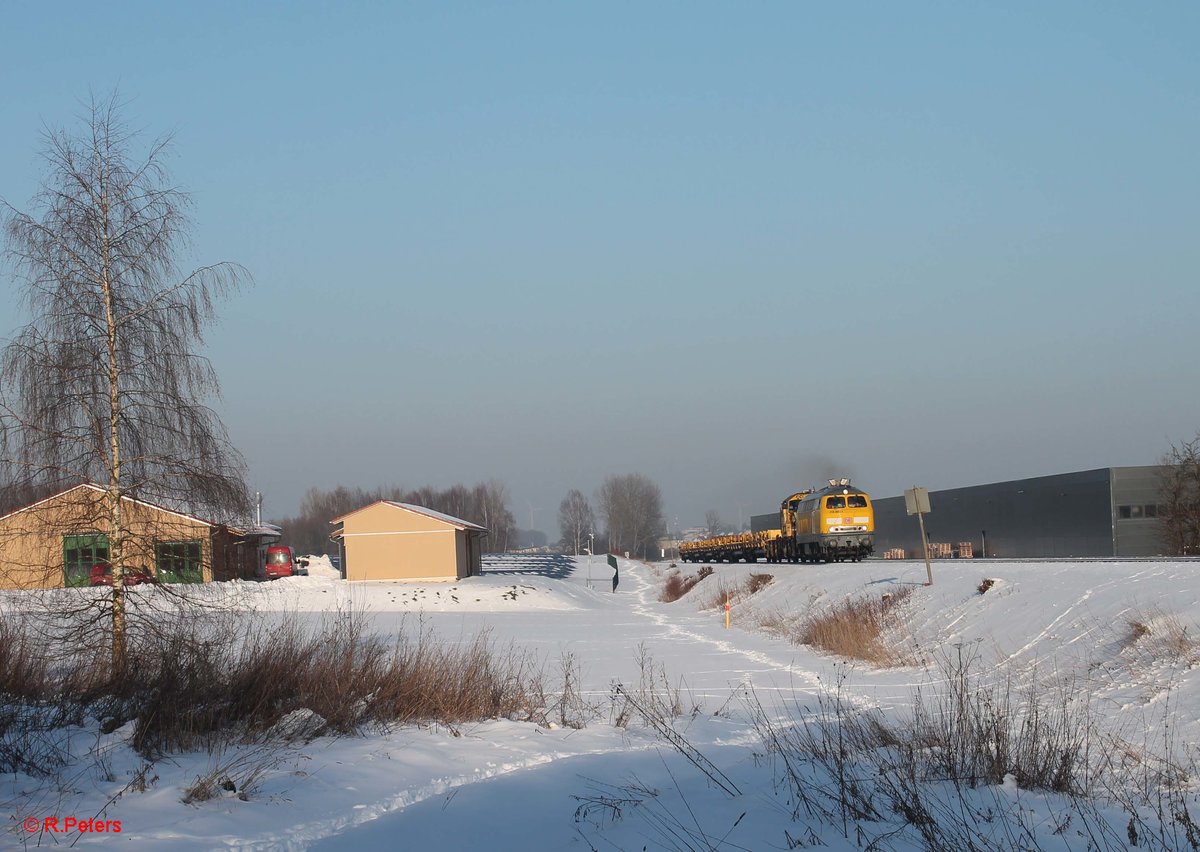 218 391-1 hat Marktredwitz verlassen mit einem Bauzug nach Neuenmarkt/Wirsberg und is hier kurz vor Waldershof. 22.01.17