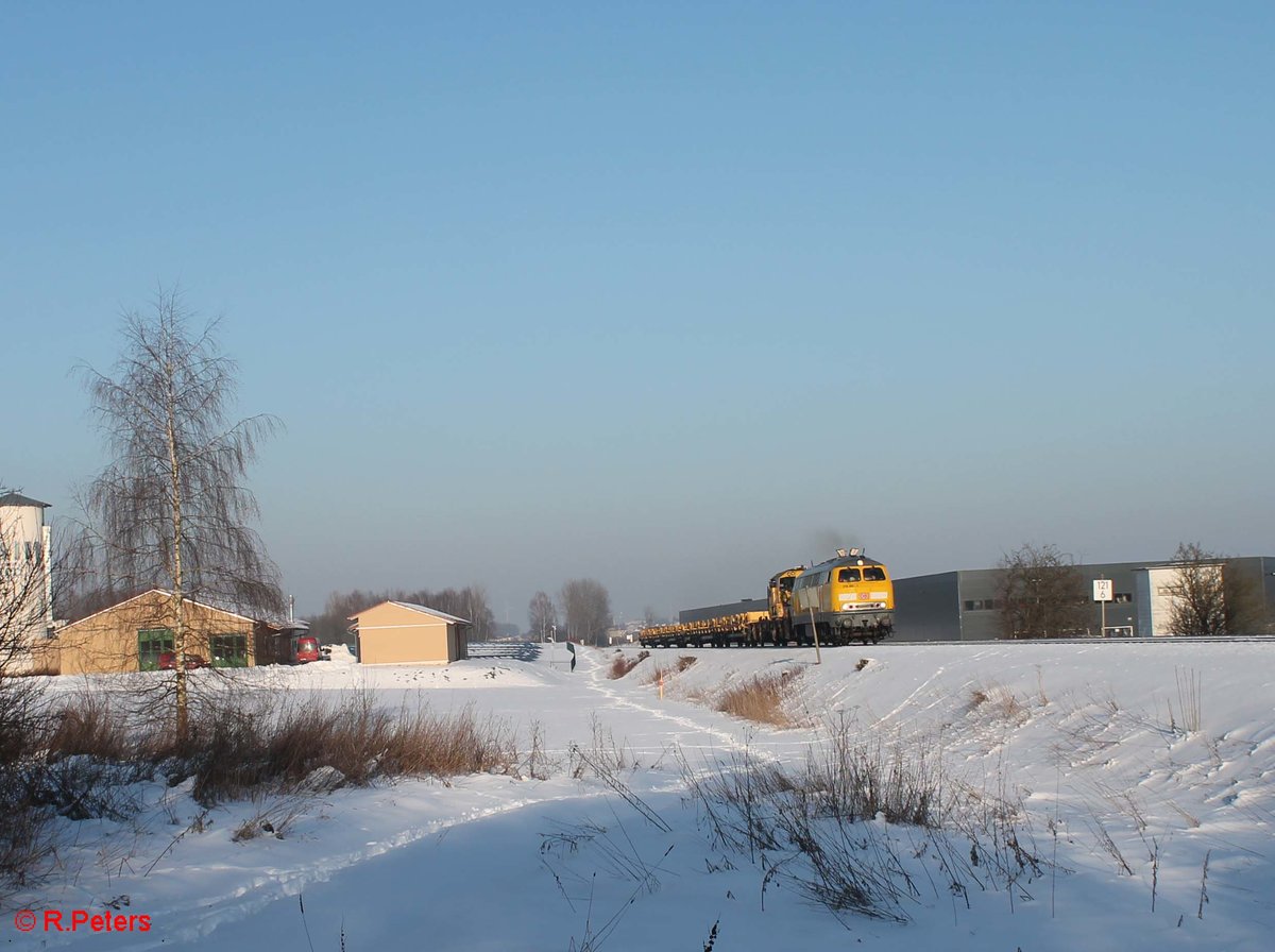 218 391-1 hat Marktredwitz verlassen mit einem Bauzug nach Neuenmarkt/Wirsberg und is hier kurz vor Waldershof. 22.01.17