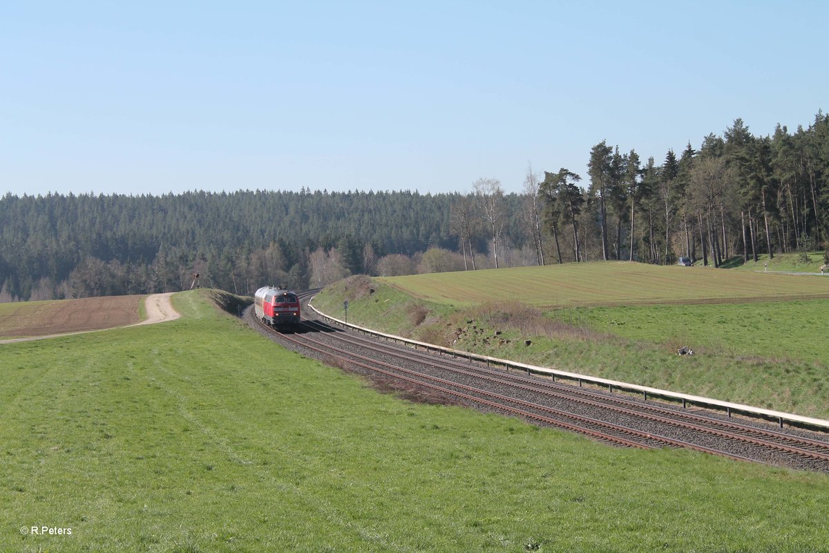 218 411-7 führt ein zweites mal den Messzug von Marktredwitz nach Hof bei Neudes vorbei. 21.04.16