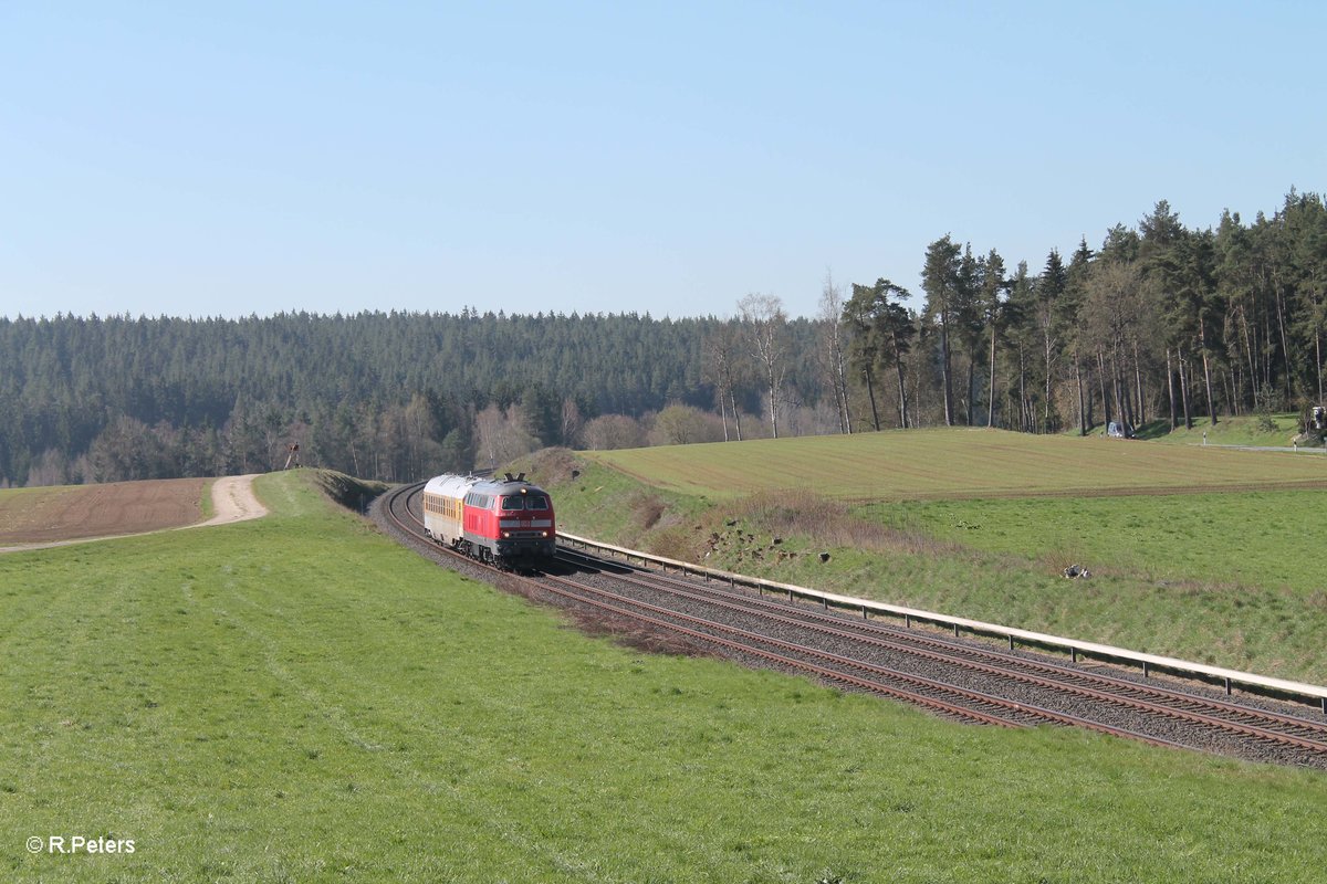 218 411-7 führt ein zweites mal den Messzug von Marktredwitz nach Hof bei Neudes vorbei. 21.04.16