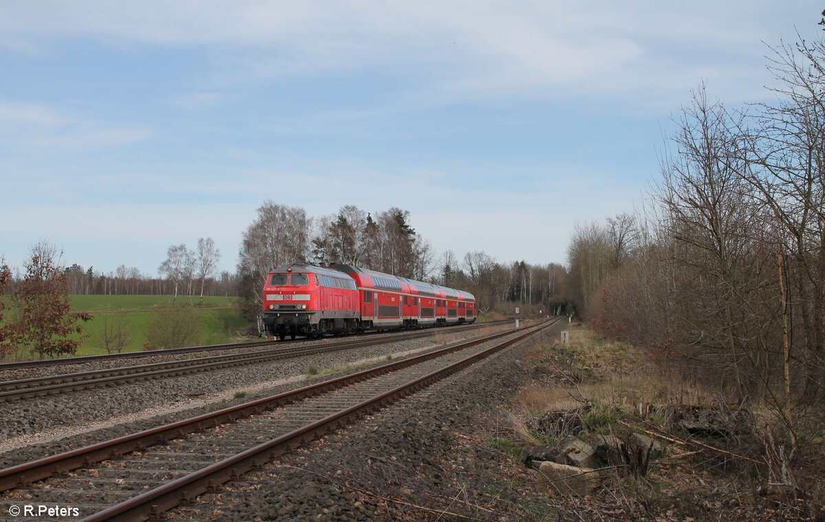 218 422 als RE2 4861 Hof - München bei Schönfeld kurz vor Wiesau. 26.03.24