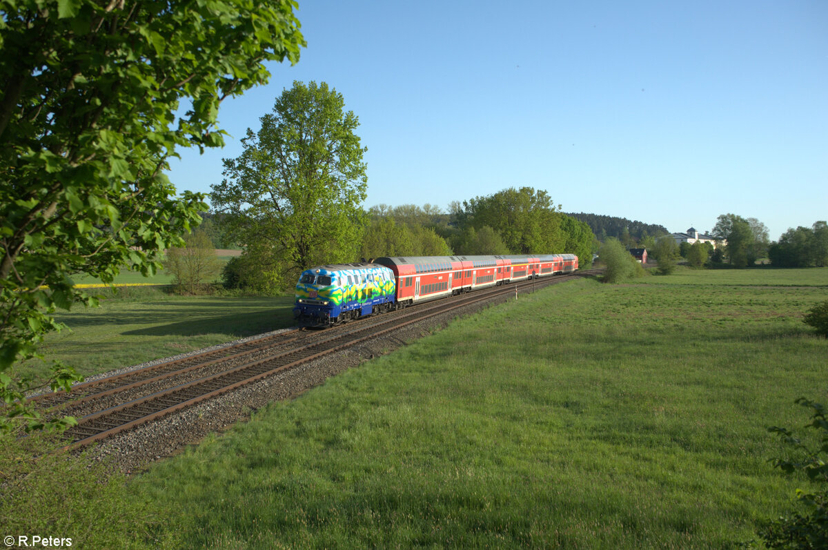 218 443-0 mit dem RE2 4857 Hof - München bei Rothenstadt bei Weiden. 01.05.24