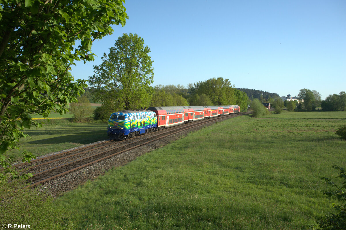 218 443-0 mit dem RE2 4857 Hof - München bei Rothenstadt bei Weiden. 01.05.24