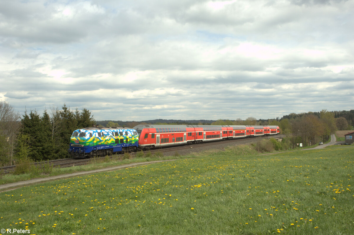 218 443  Donna  mit dem RE4858 München - Hof bei Pechbrunn. 26.04.24