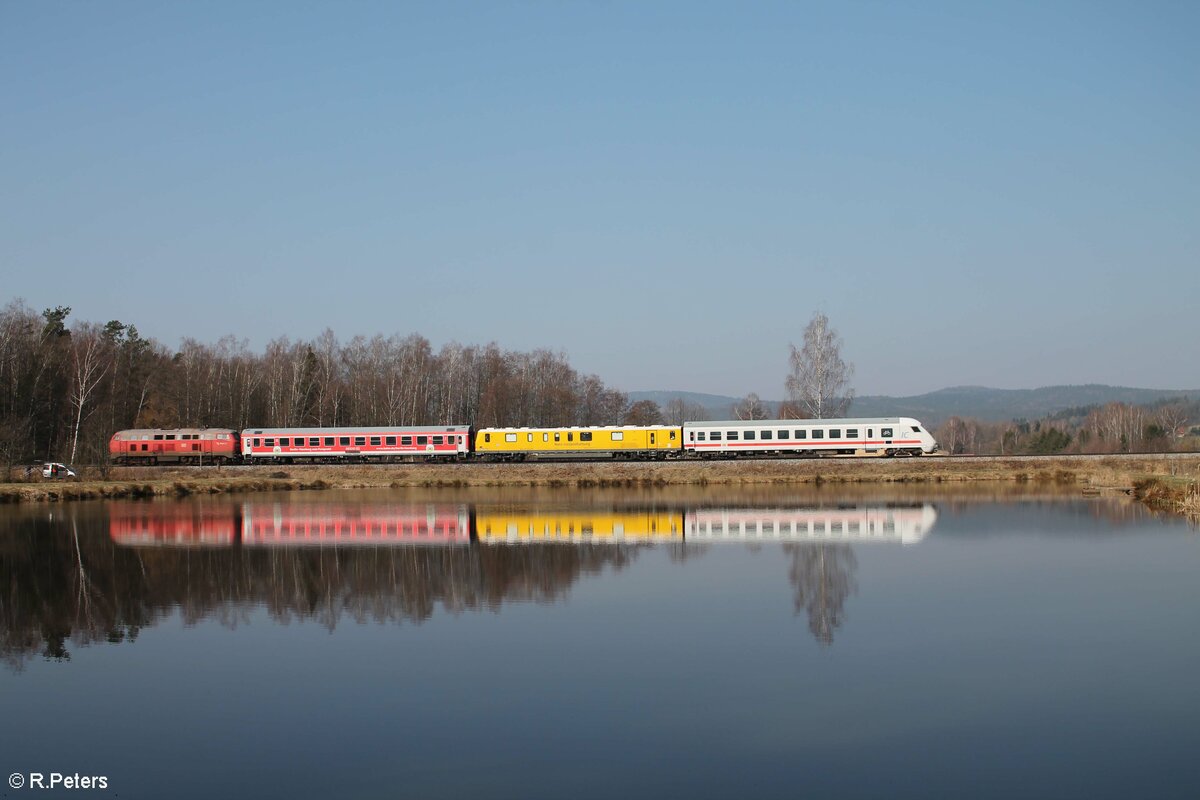 218 473 schiebt den Messzug von Weiden nach Marktredwitz und dann via Pegnitztal nach Nürnberg, hier südlich von Wiesau. 25.03.22