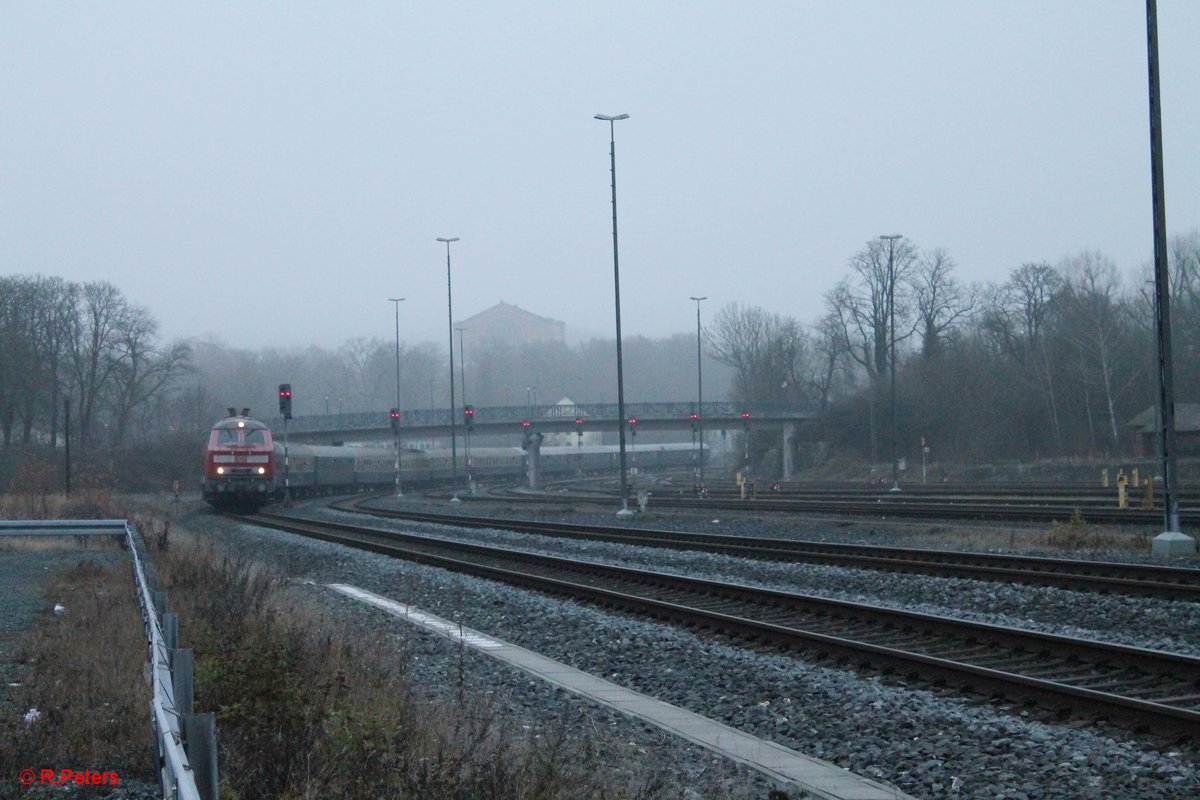 218 483-6 erreicht mit dem Eishockey Sonderzug der Frankurter Lions CBB 1899 bei der Ankuft in Bayreuth. 18.12.16