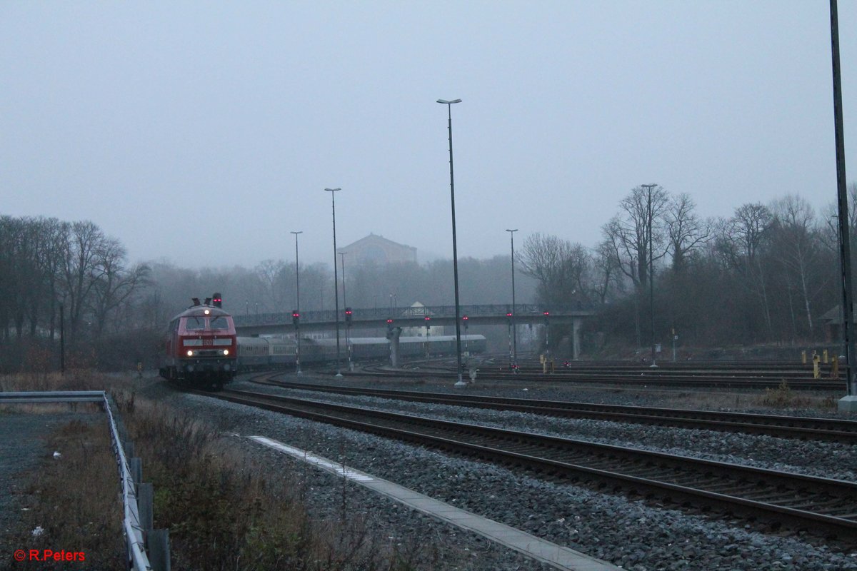 218 483-6 erreicht mit dem Eishockey Sonderzug der Frankurter Lions CBB 1899 bei der Ankuft in Bayreuth. 18.12.16