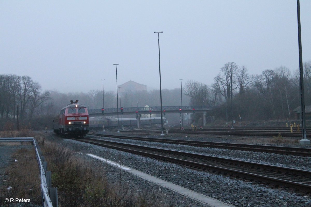 218 483-6 erreicht mit dem Eishockey Sonderzug der Frankurter Lions CBB 1899 bei der Ankuft in Bayreuth. 18.12.16