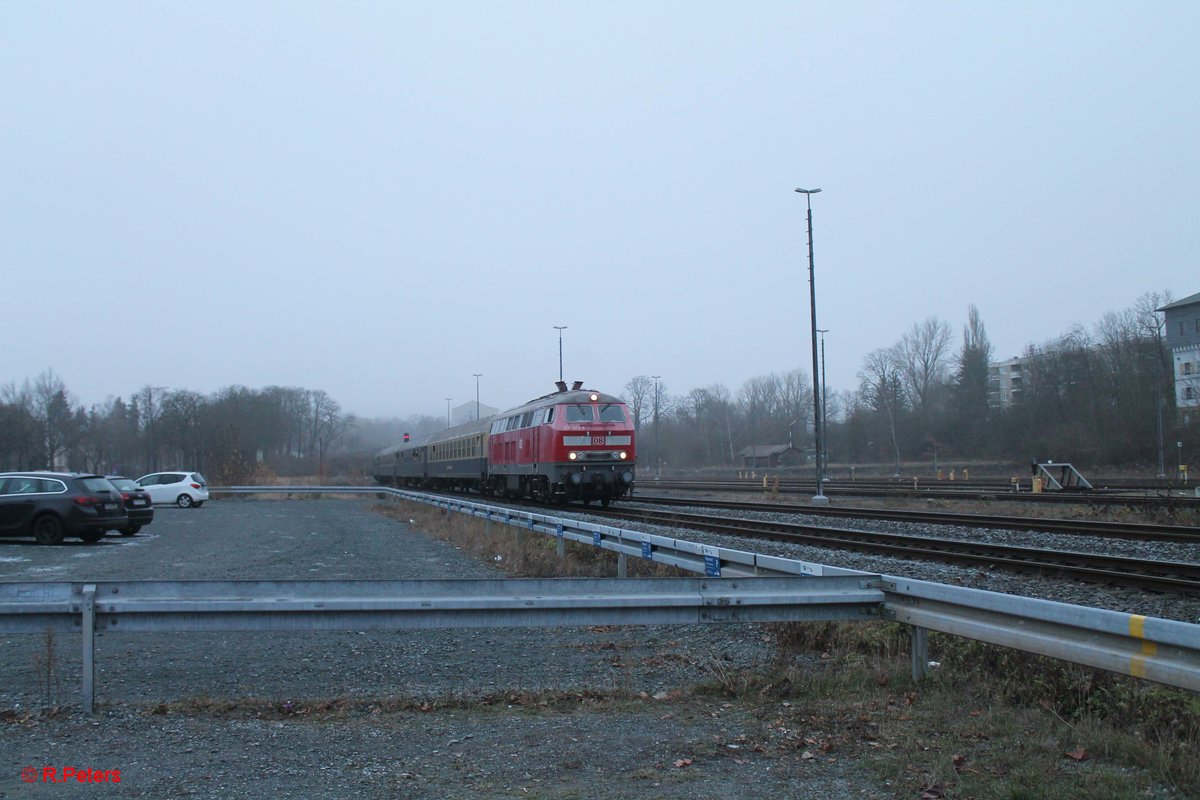 218 483-6 erreicht mit dem Eishockey Sonderzug der Frankurter Lions CBB 1899 bei der Ankuft in Bayreuth. 18.12.16