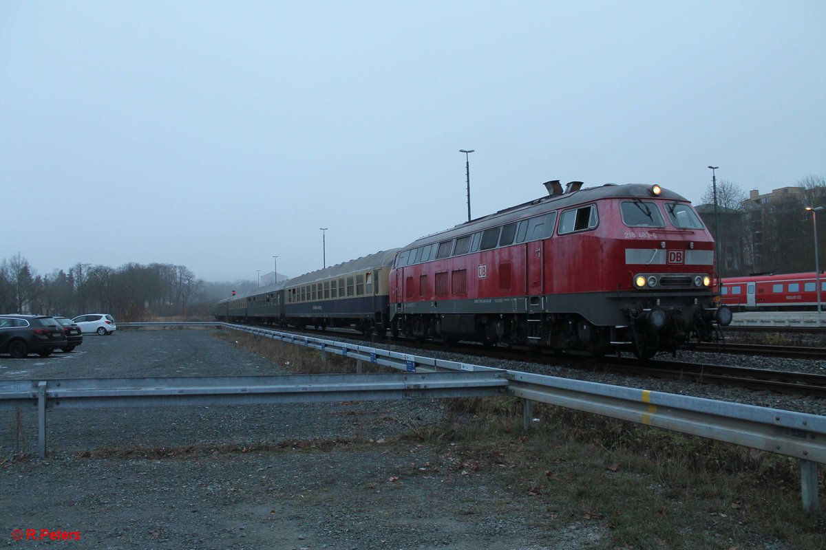 218 483-6 erreicht mit dem Eishockey Sonderzug der Frankurter Lions CBB 1899 bei der Ankuft in Bayreuth. 18.12.16