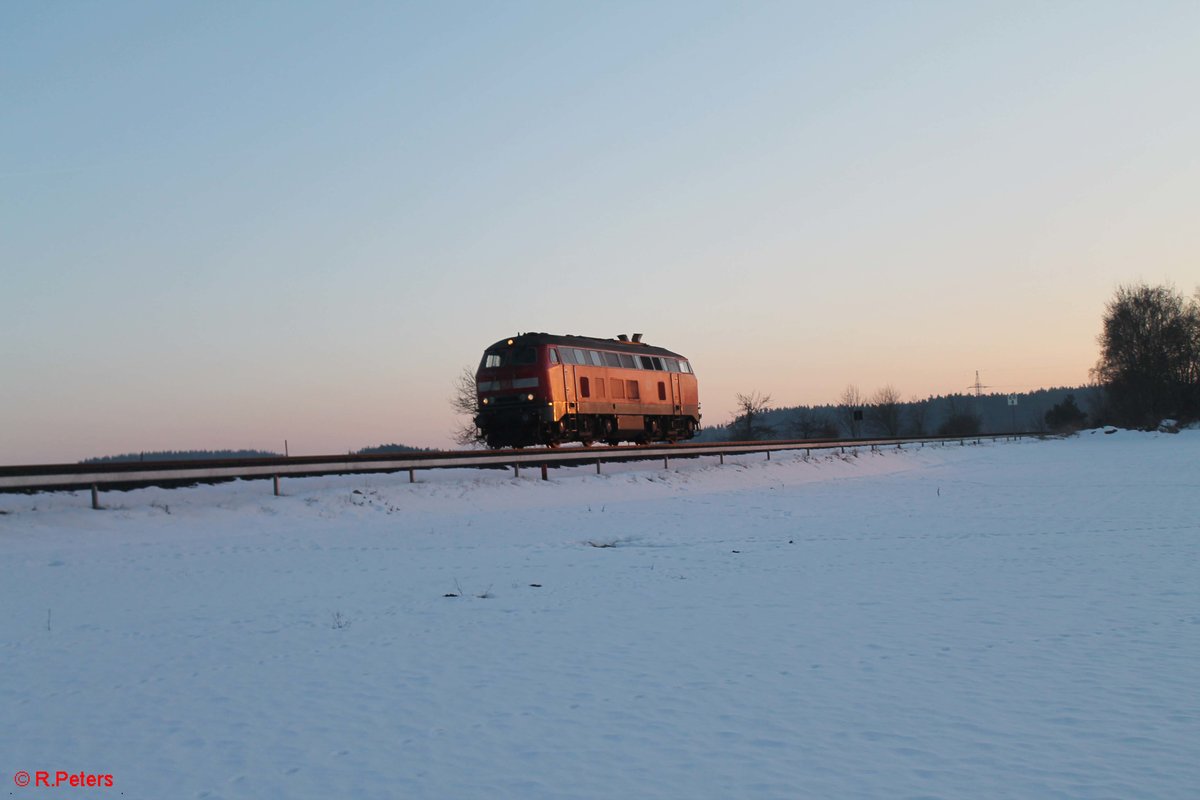 218 498-4 auf dem Weg als Tfzf 72391 Mühldorf (Obb) nach Chemnitz bei Marktleuthen. 15.02.17