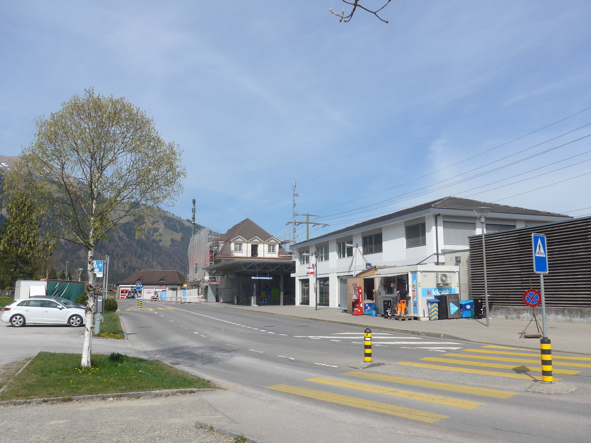 (218'136) - Der Bahnhof Frutigen am 16. April 2020 whrend der Umbauzeit