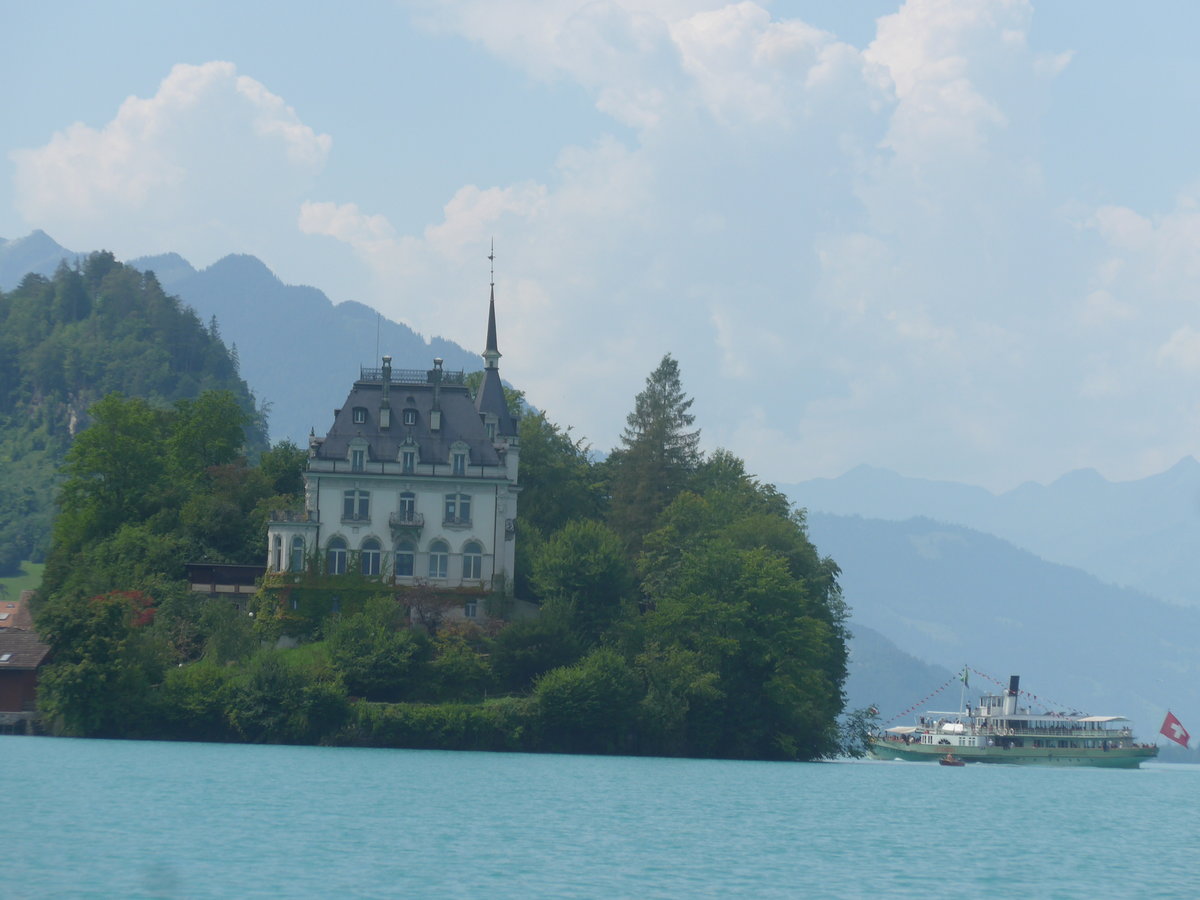(219'278) - Schloss Seeburg mit Brienzersee am 1. August 2020 in Iseltwald