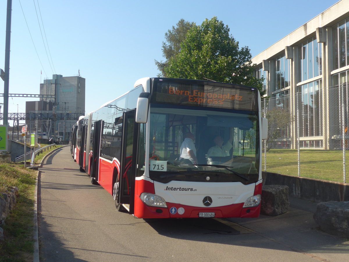 (219'553) - Intertours, Domdidier - FR 300'484 - Mercedes (ex BLT Oberwil Nr. 98; ex Gschwindl, A-Wien Nr. 8410) am 9. August 2020 beim Bahnhof Kerzers