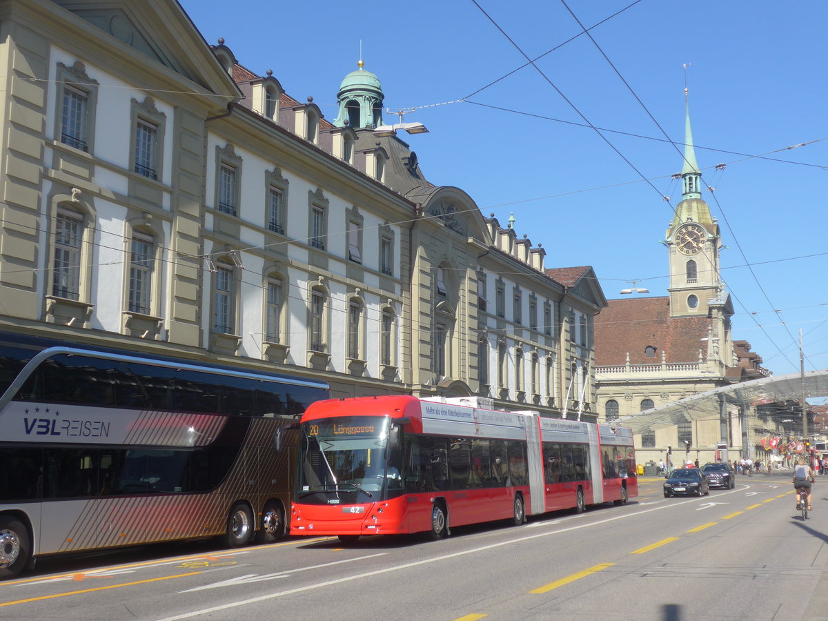 (219'613) - Bernmobil, Bern - Nr. 42 - Hess/Hess Doppelgelenktrolleybus am 9. August 2020 beim Bahnhof Bern