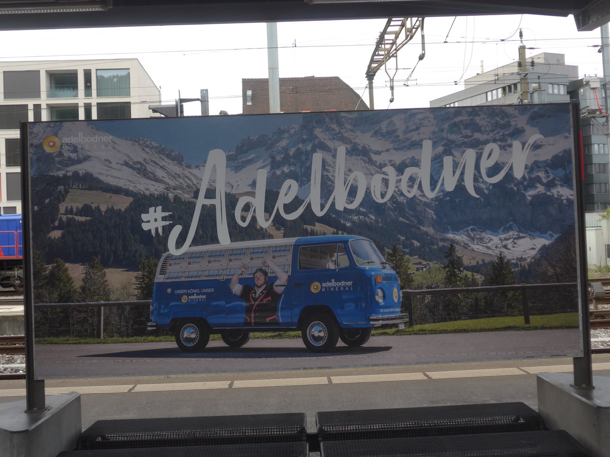 (220'021) - Adelbodner-Mineral-Plakat am 23. August 2020 im Bahnhof Thun