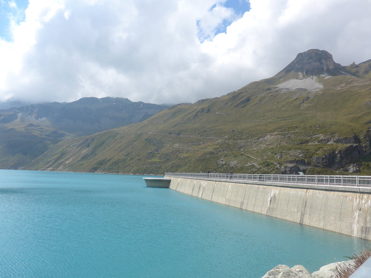 (220'519) - Der Stausee Lac de Moiry mit Staumauer am 6. September 2020 in Moiry