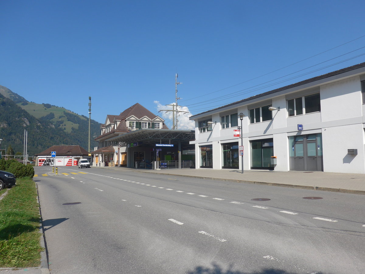 (220'776) - Der neu renovierte Bahnhof am 14. September 2020 in Frutigen