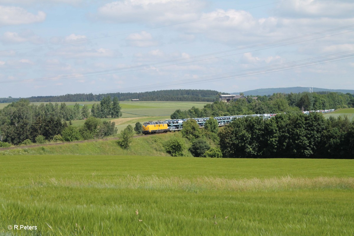 221 106-8 überquert das Röslau Viadukt bei Seußen auf der KBS860 mit dem XTCH - Saal a.d. Donau einem Furth im Wald Umleiter. 17.06.15