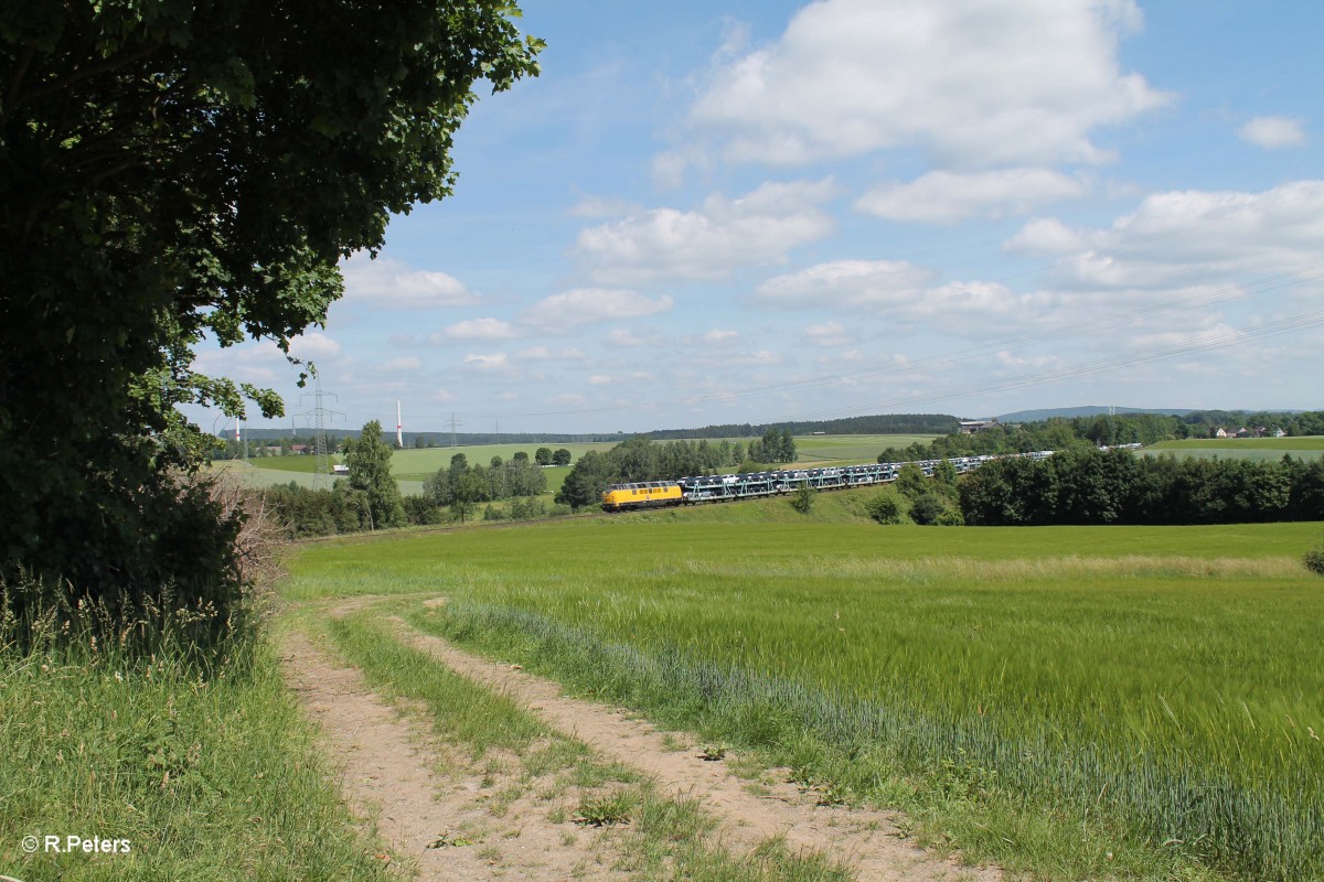 221 106-8 überquert das Röslau Viadukt bei Seußen auf der KBS860 mit dem XTCH - Saal a.d. Donau einem Furth im Wald Umleiter. 17.06.15