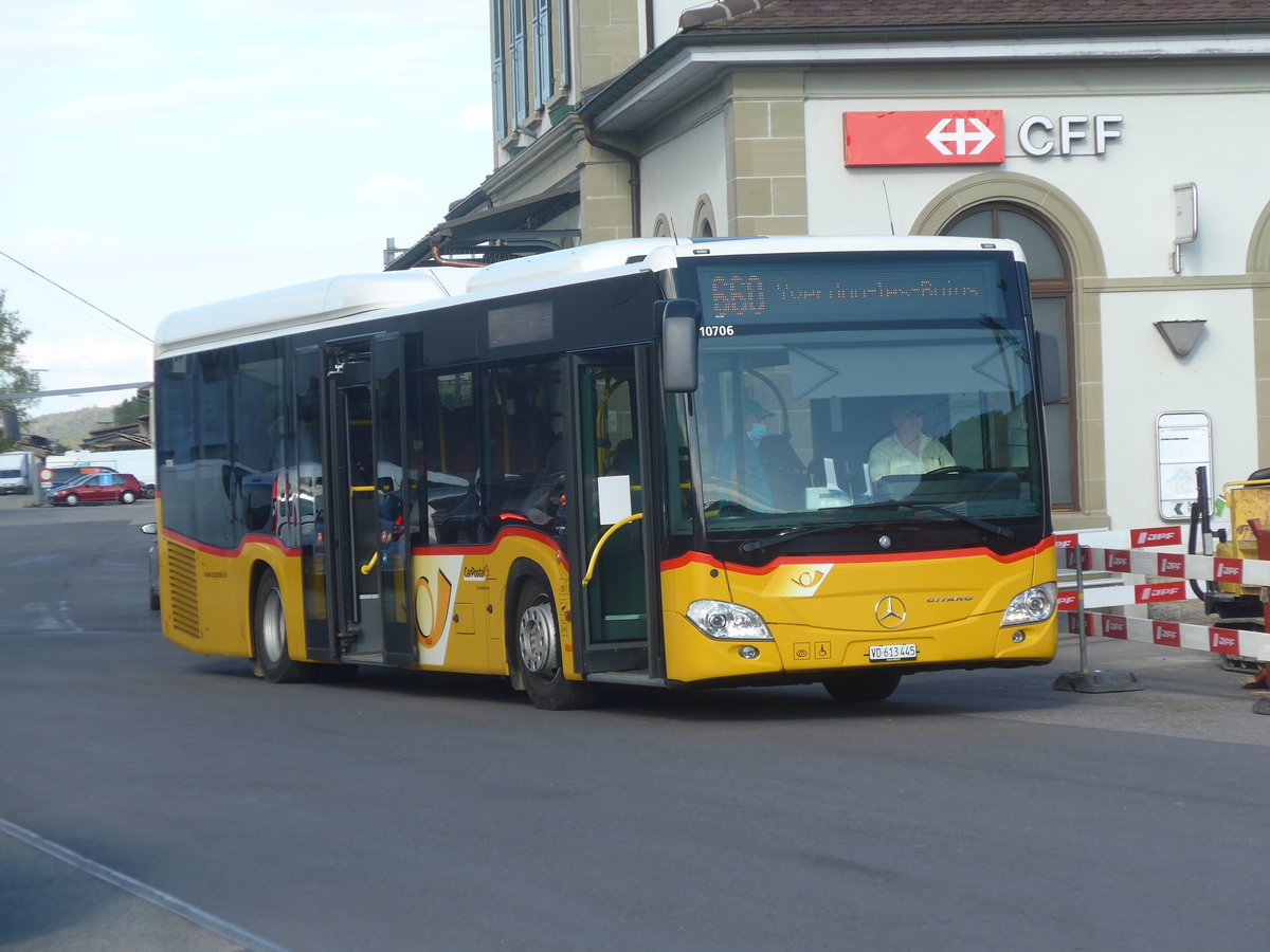 (221'140) - CarPostal Ouest - VD 613'445 - Mercedes am 23. September 2020 beim Bahnhof Moudon