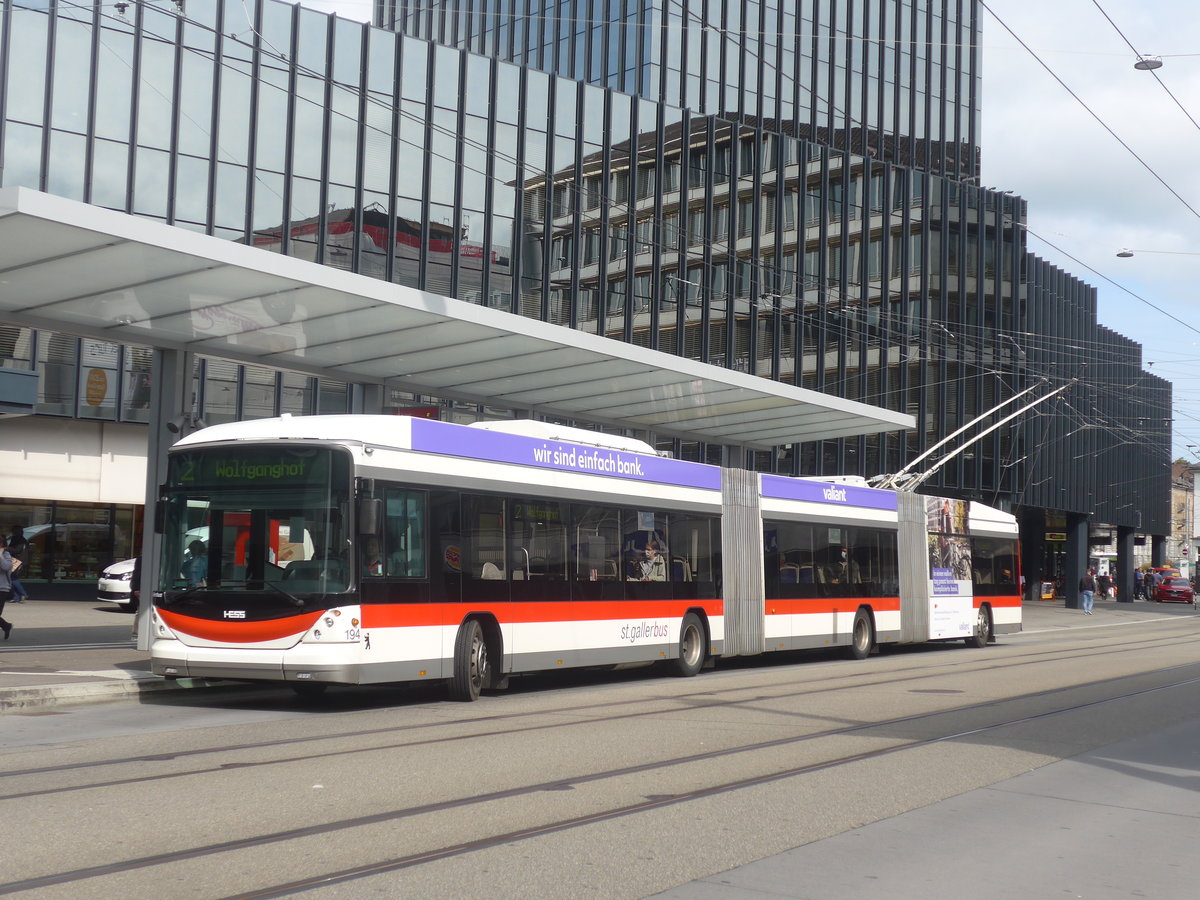 (221'208) - St. Gallerbus, St. Gallen - Nr. 194 - Hess/Hess Doppelgelenktrolleybus am 24. September 2020 beim Bahnhof St. Gallen