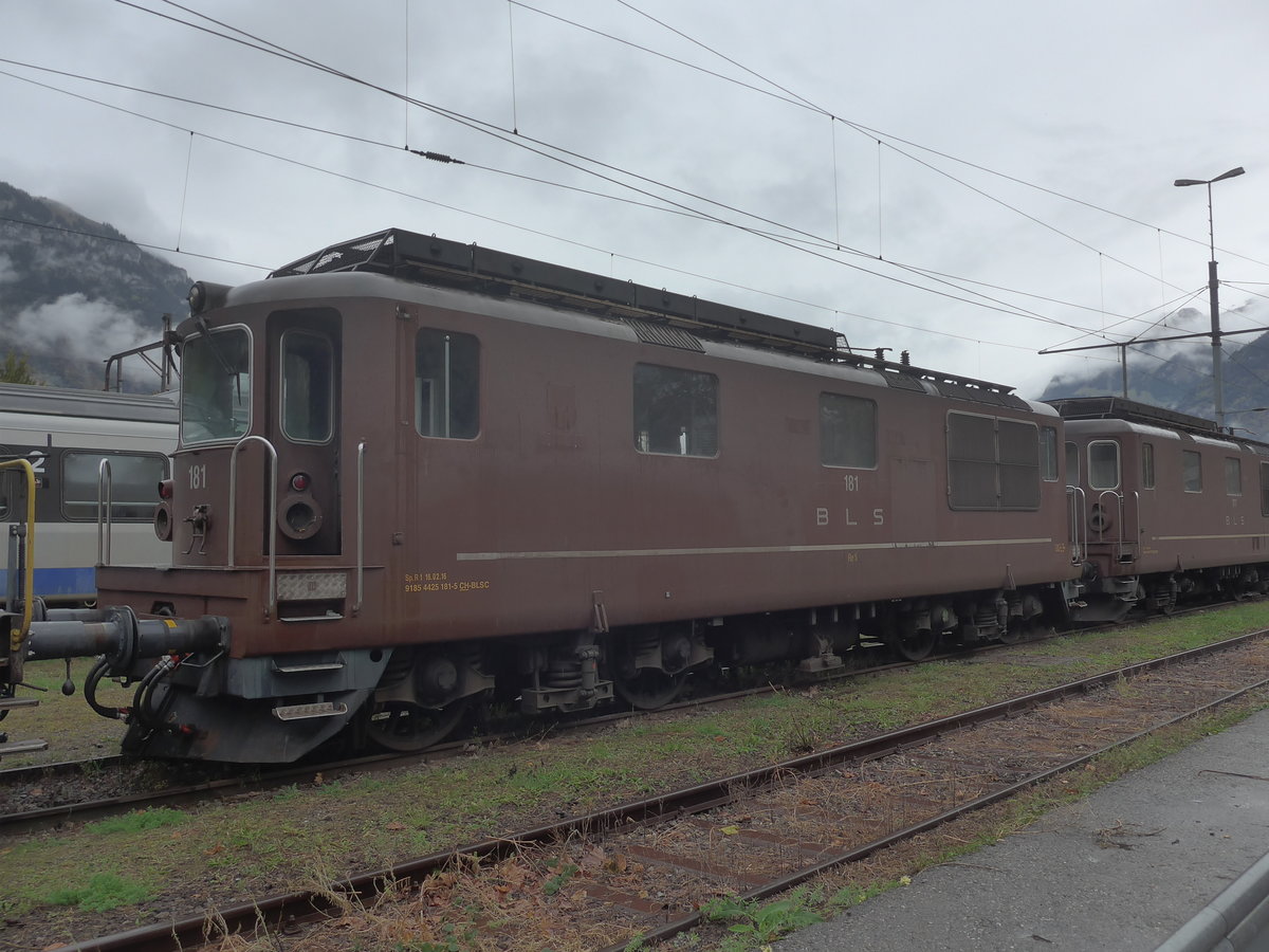 (221'671) - BLS-Lokomotive - Nr. 181 - am 10. Oktober 2020 beim Bahnhof Interlaken Ost