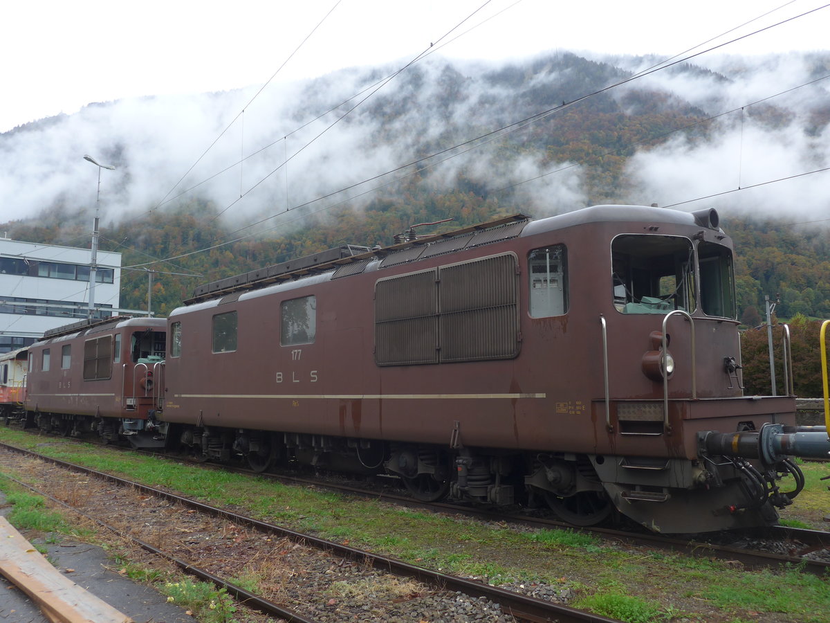 (221'674) - BLS-Lokomotive - Nr. 177 - am 10. Oktober 2020 beim Bahnhof Interlaken Ost