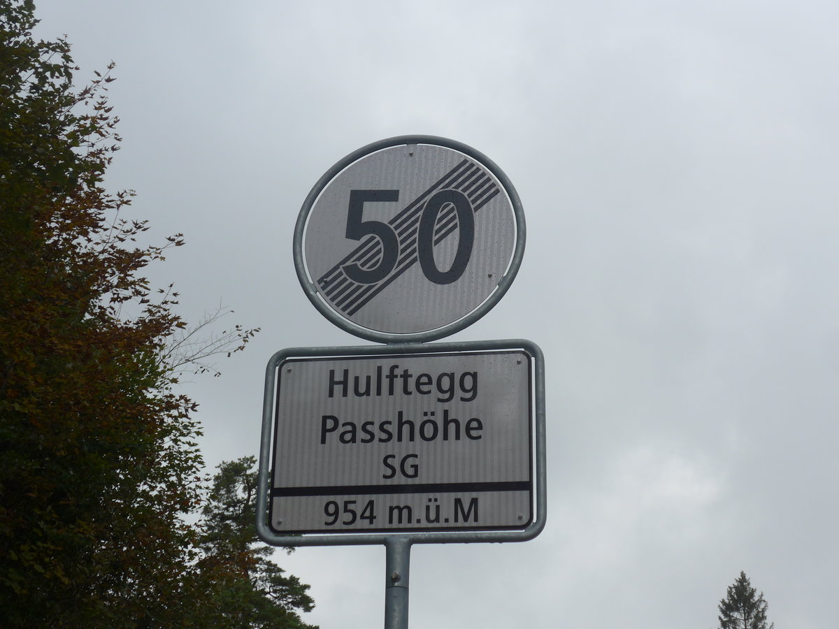 (221'856) - Ortstafel von der Passhhe Hulftegg am 12. Oktober 2020 bei Mhlrti