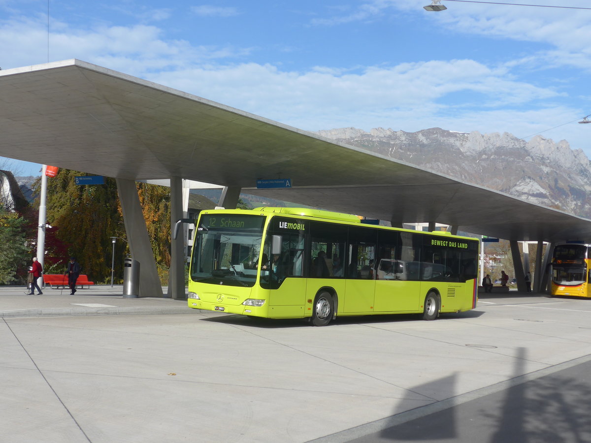 (222'382) - Aus Liechtenstein: PLA Vaduz - Nr. 11/FL 39'811 - Mercedes am 22. Oktober 2020 beim Bahnhof Buchs