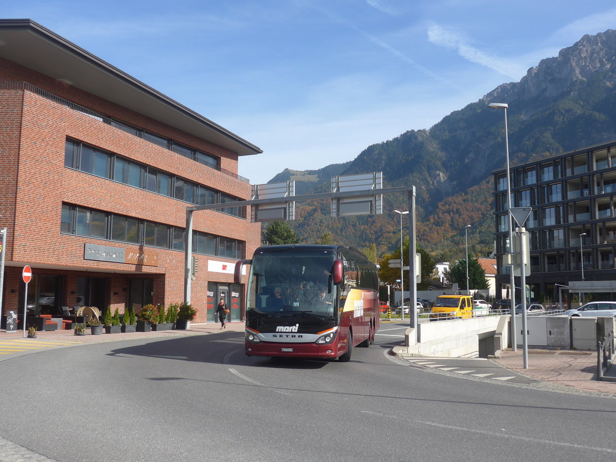 (222'416) - Aus der Schweiz: Marti, Kallnach - Nr. 19/BE 572'219 - Setra am 22. Oktober 2020 beim Bahnhof Schaan