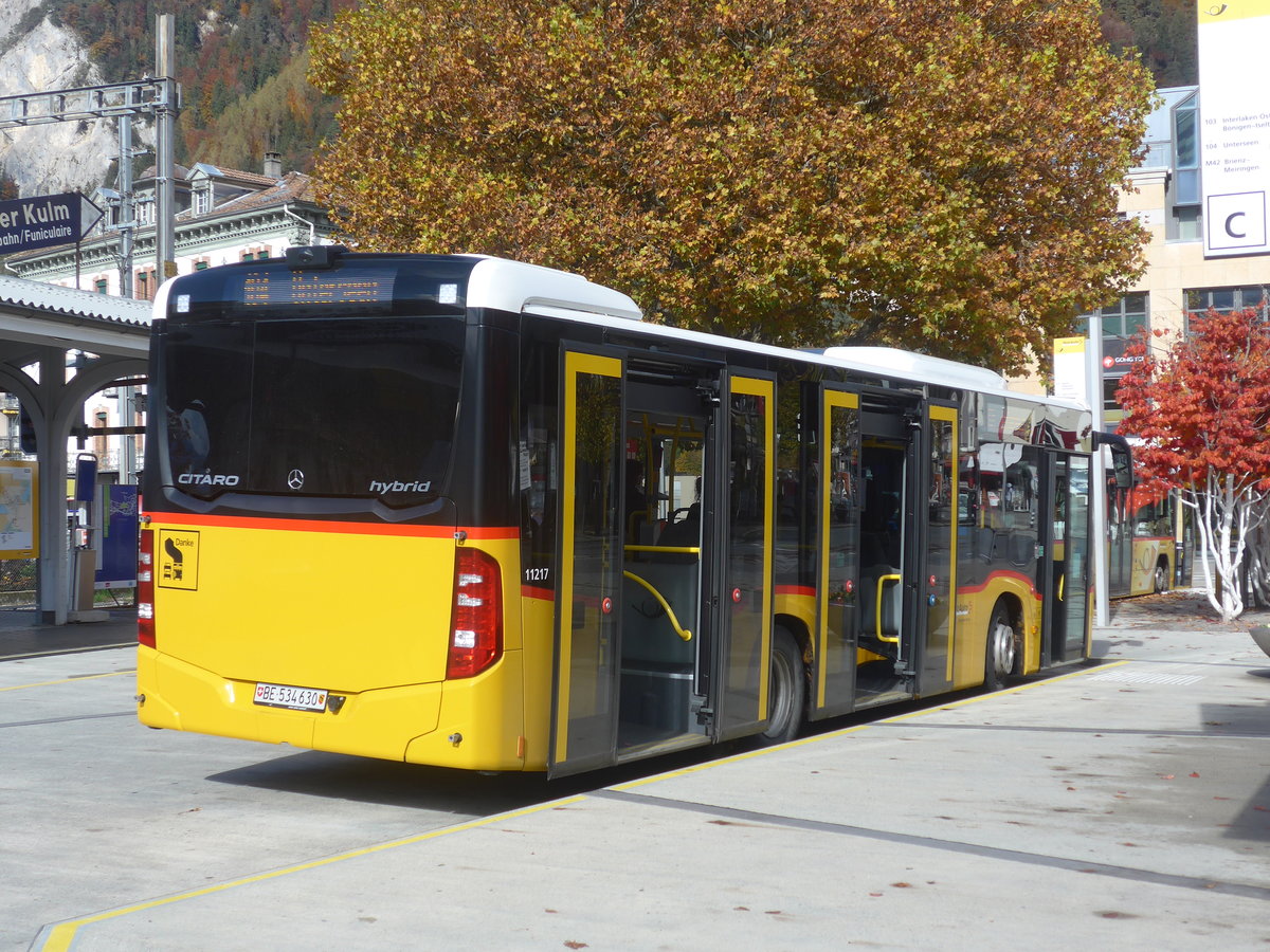 (222'636) - PostAuto Bern - BE 634'630 - Mercedes am 24. Oktober 2020 beim Bahnhof Interlaken West