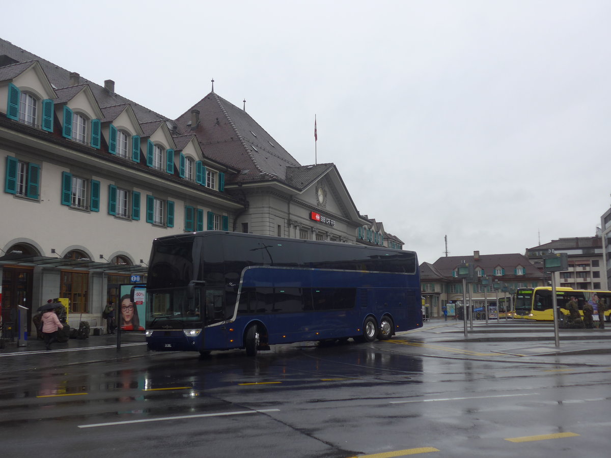 (222'718) - Schweizer Armee - M+5585 - Van Hool am 26. Oktober 2020 beim Bahnhof Thun