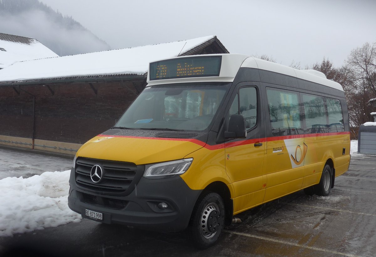 (222'993) - Tritten, Zweisimmen - BE 871'998 - Mercedes am 12. Dezember 2020 beim Bahnhof Zweisimmen