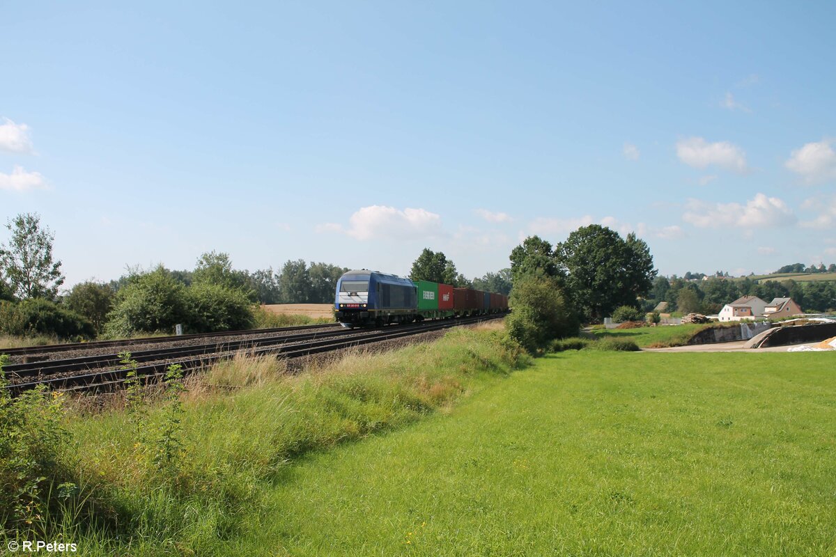 223 010 mit dem Hofer Containerzug kurz hinter Wiesau gen Norden. 14.08.21