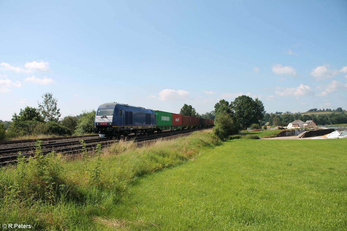 223 010 mit dem Hofer Containerzug kurz hinter Wiesau gen Norden. 14.08.21