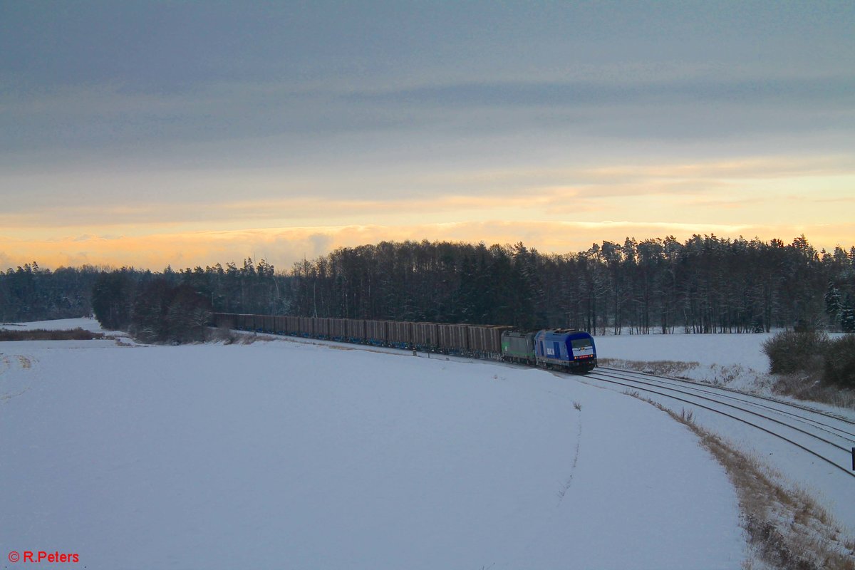 223 014 und 193 209 mit dem Hackschnitzelzug bei Oberteich. 09.01.21