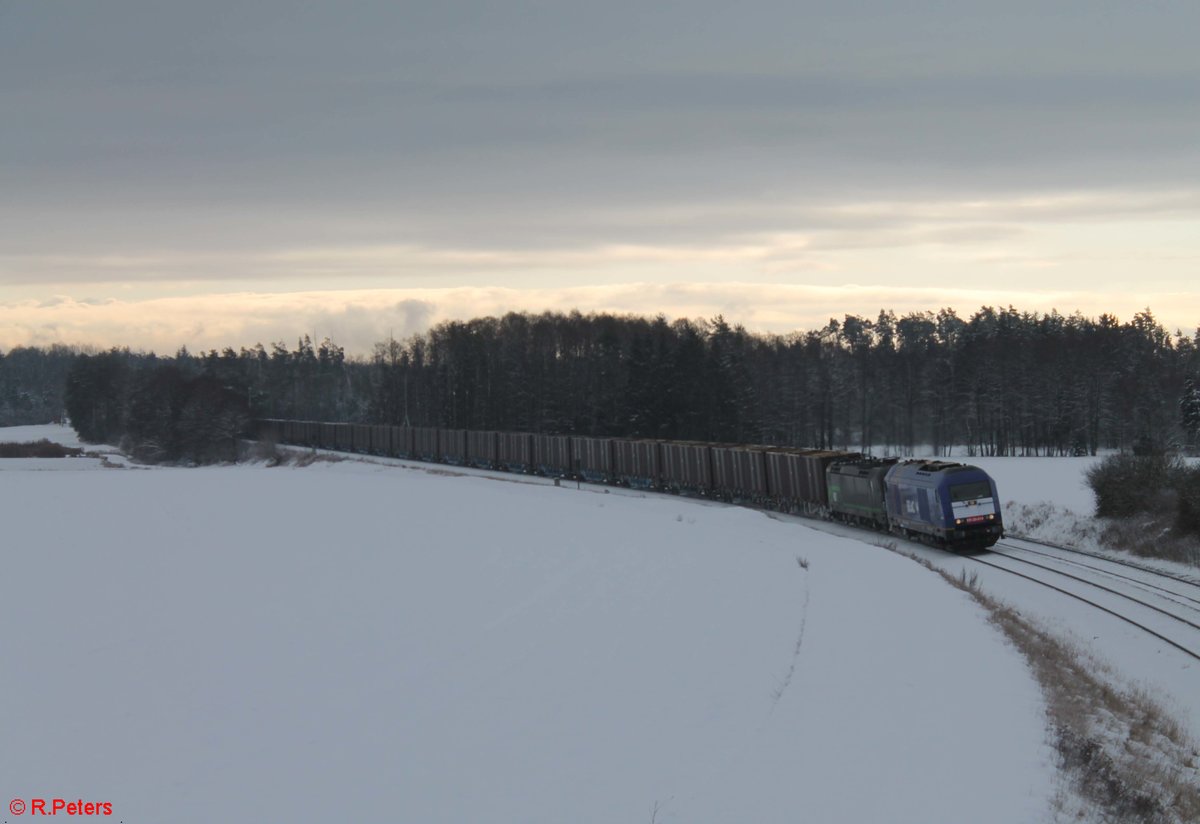 223 014 und 193 209 mit dem Hackschnitzelzug bei Oberteich. 09.01.21