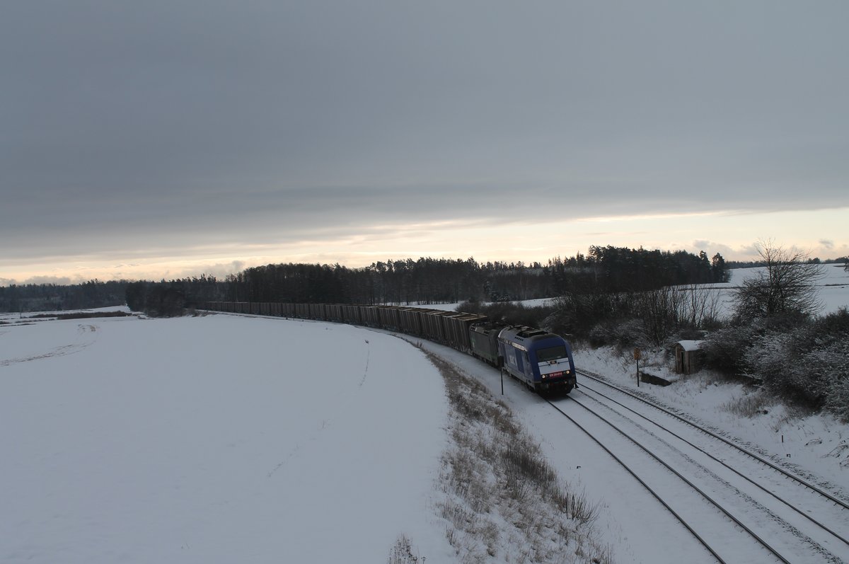 223 014 und 193 209 mit dem Hackschnitzelzug bei Oberteich. 09.01.21