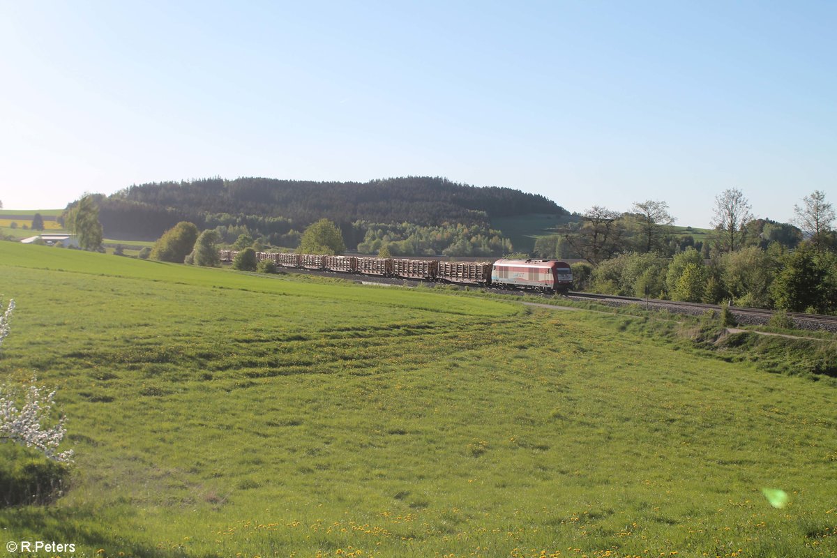 223 031 noch einmal mit dem Holzzug von Schirnding?? nach Plattling bei Lengenfeld auf dem Weg gen Süden. 06.05.18 