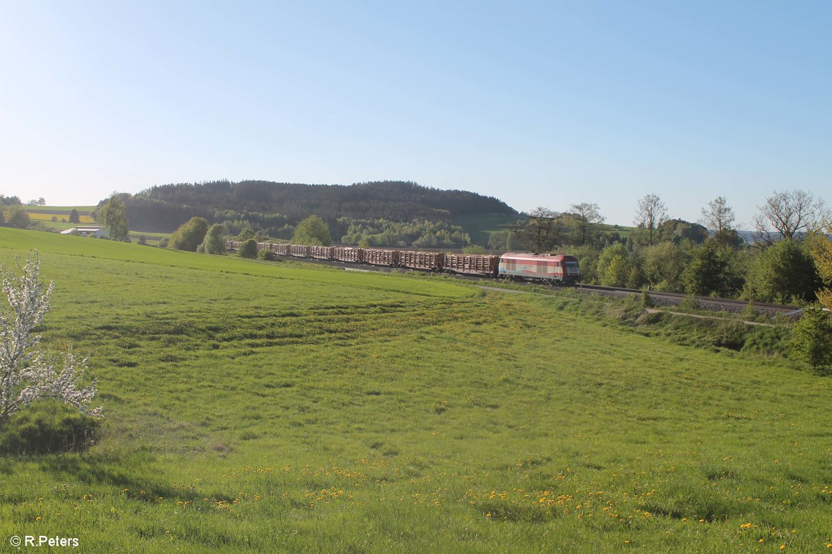 223 031 noch einmal mit dem Holzzug von Schirnding?? nach Plattling bei Lengenfeld auf dem Weg gen Süden. 06.05.18
