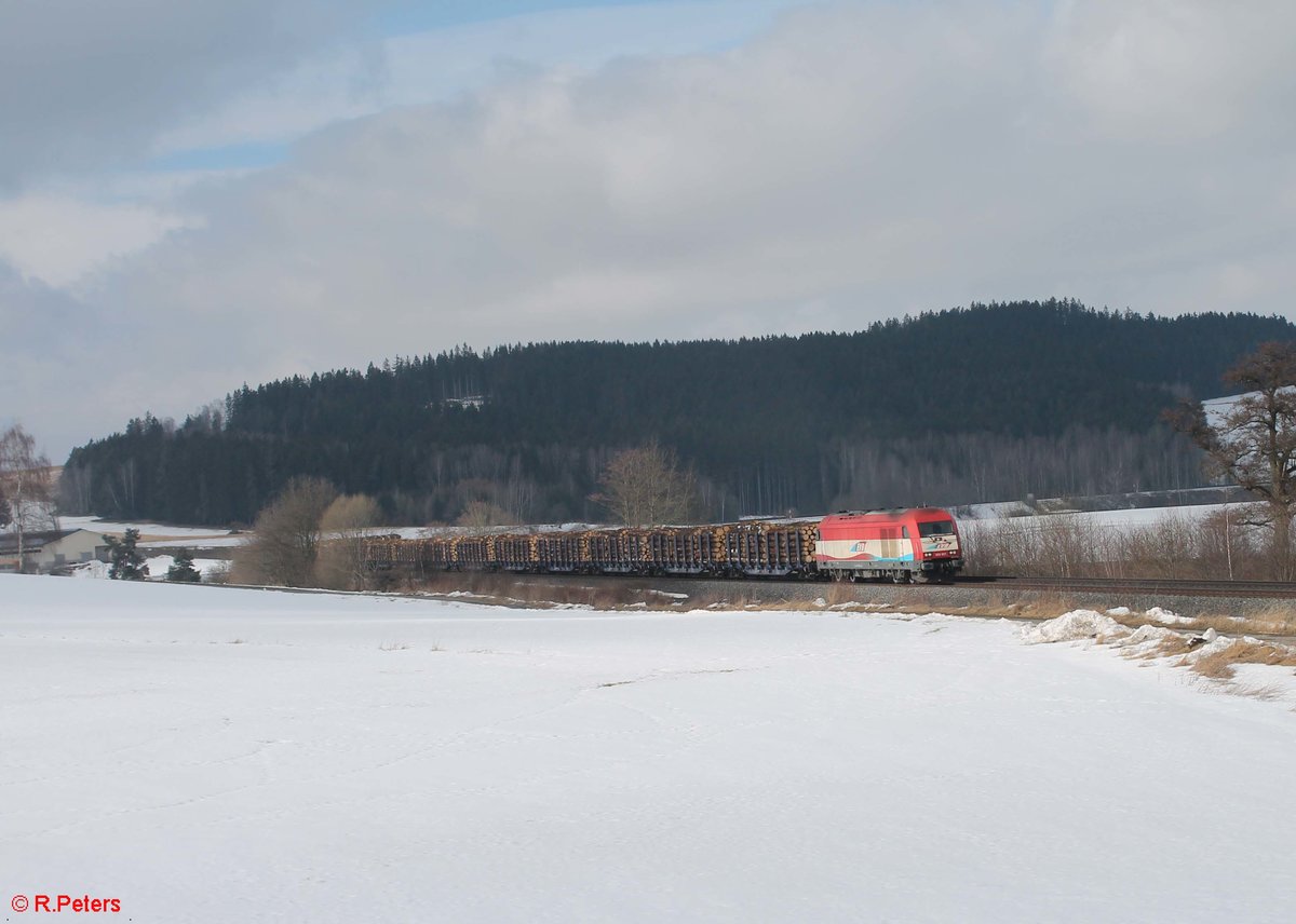 223 031 zieht bei Lengenfeld den Holzzug Schirnding - Deggendorf. 17.02.17