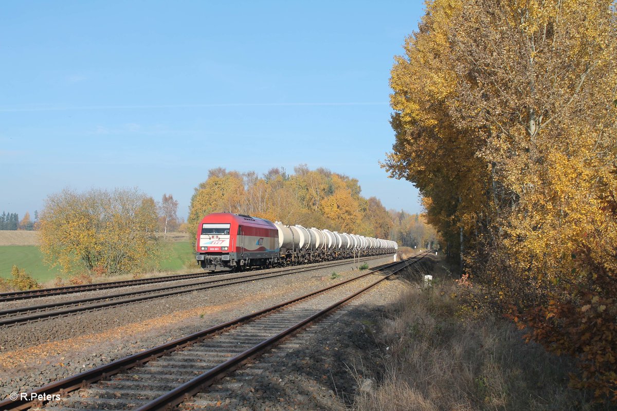 223 031 zieht bei Schönfeld einen Kesselzug aus Cheb nach Ingolstadt. 01.11.16