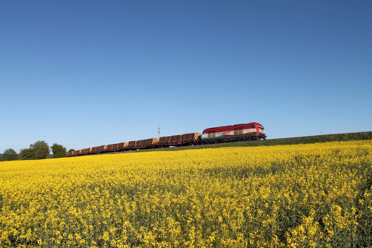 223 031 zieht ein Holzzug von Schirnding?? nach Plattling kurz vor Marktredwitz bei Brand bei Marktredwitz. 06.05.18