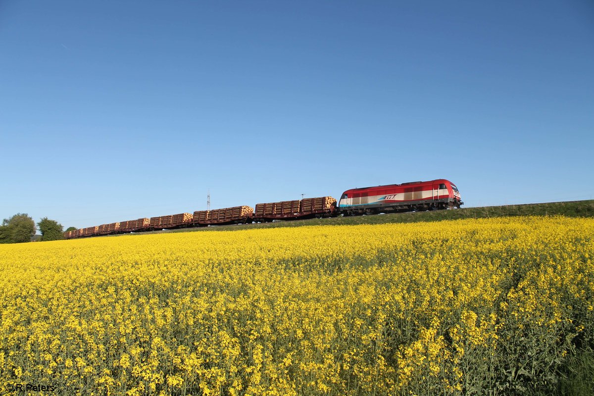 223 031 zieht ein Holzzug von Schirnding?? nach Plattling kurz vor Marktredwitz bei Brand bei Marktredwitz. 06.05.18