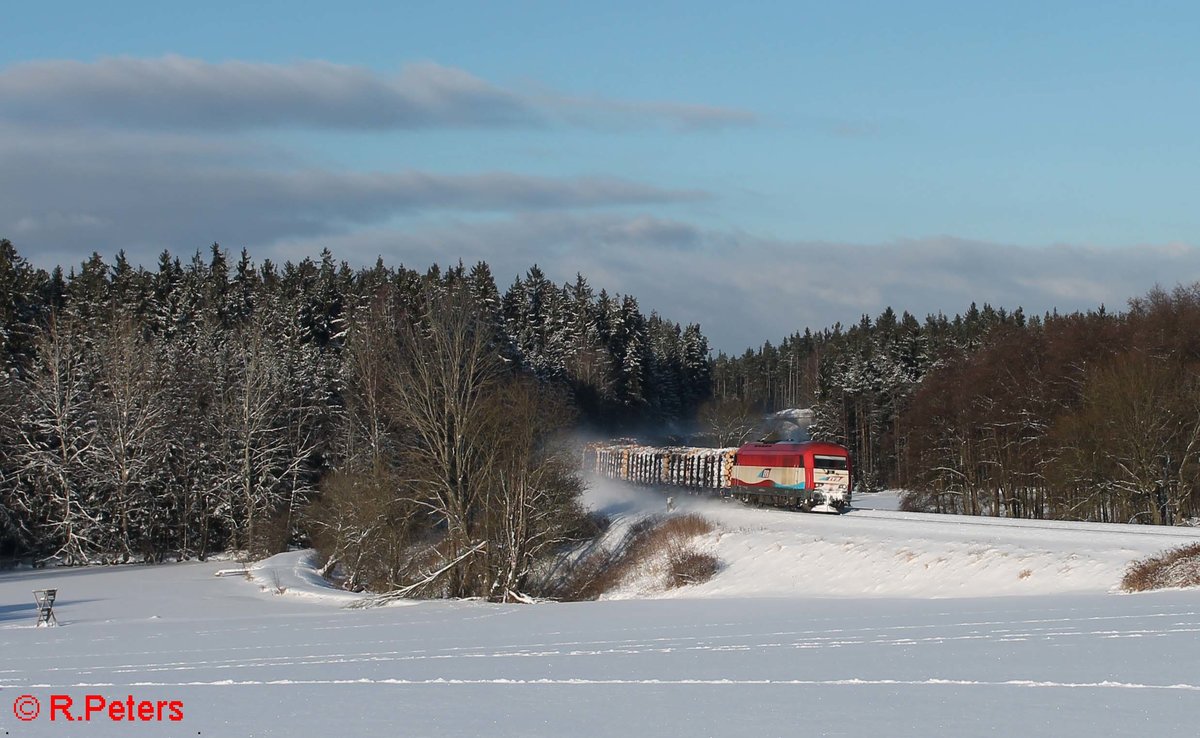 223 032 zieht einen Holzzug von Cheb nach Deggendorf bei Oberteich. 17.01.17