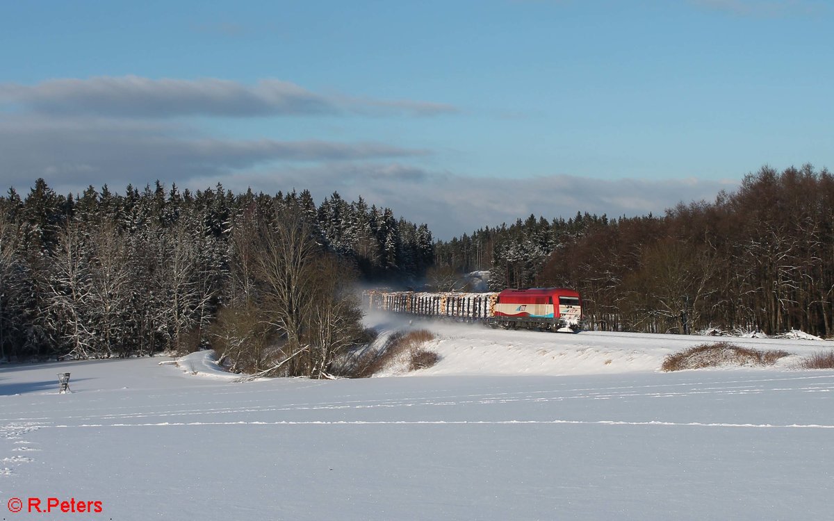 223 032 zieht einen Holzzug von Cheb nach Deggendorf bei Oberteich. 17.01.17